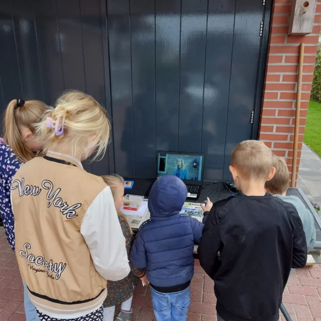 Vandaag mochten we met elkaar Pasen vieren! In groepjes zijn de leerlingen langs het Paasverhaal gewandeld. We hebben de dag afgesloten met een viering waar we mooie liederen hebben gezongen. We wensen iedereen fijne Paasdagen en een heerlijke vakantie!