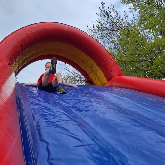 Wat een enthousiasme, conditie en doorzettingsvermogen hebben alle kinderen gisteren laten zien tijdens de sponsorloop! In totaal zijn er 1064 rondjes gerend; inclusief helling💪 Trots op alle kinderen! Een mooie opbrengst voor het goede doel #kwf