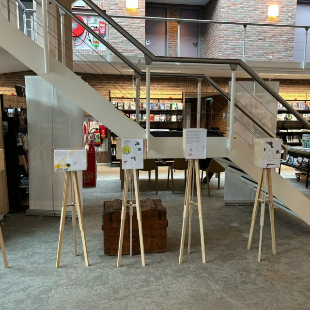 Eind van de week vindt de herdenking plaats (4 mei). In de bibliotheek in Leens zijn onder andere gedichten van de leerlingen tentoongesteld met betrekking tot de Wereldoorlogen en onze vrijheid. Van harte aanbevolen om een kijkje te nemen! Tijdens de herdenking lezen twee leerlingen hun gedicht voor. Een goede herdenking toegewenst!