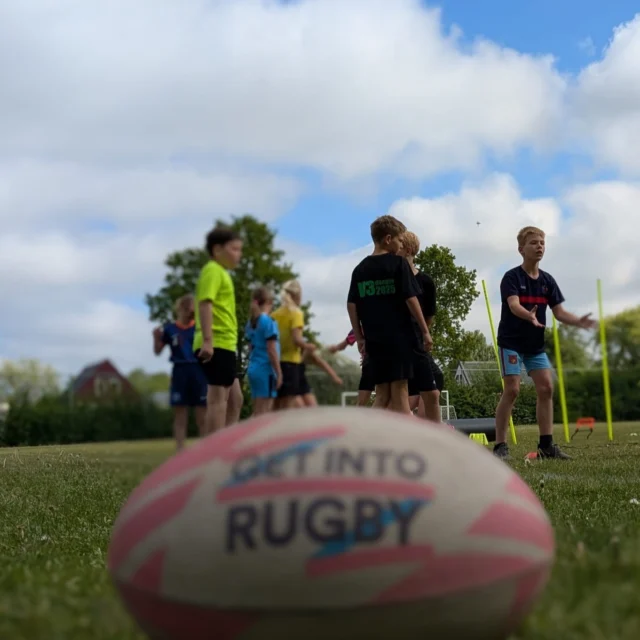 De leerlingen zijn enthousiast tijdens de rugby clinics!