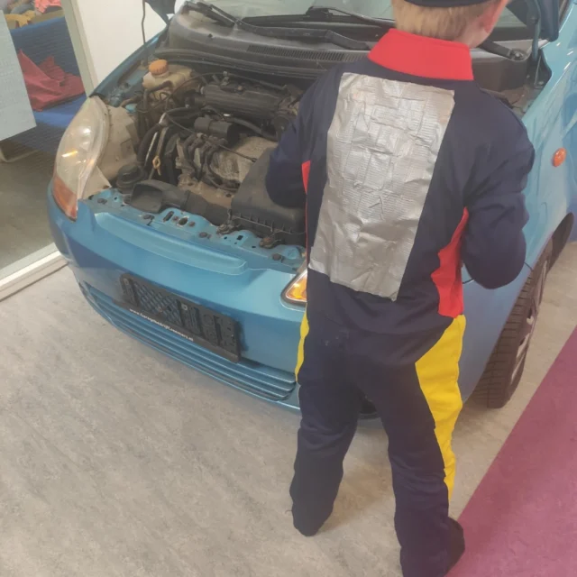 Wauw, een echte auto in school! Dit past perfect bij het thema over vervoer en verkeer. Als de garage geopend is, sleutelen de monteurs er op los!
