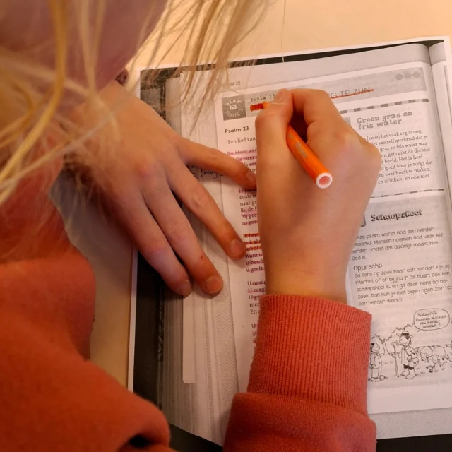 Psalm 23 'De Heer is mijn herder'. Wat een mooie boodschap om aan de kinderen mee te geven. Groep 7/8 arceert in de tekst van deze Psalm wat voor hen belangrijk is. #identiteit #Bijbel