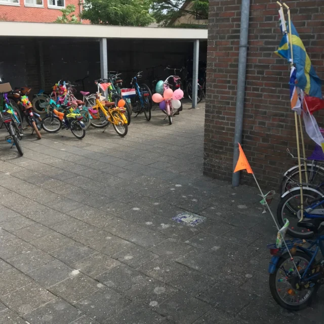 De fietsenstalling staat vol vrolijk versierde fietsen in afwachting van de optocht 🤩!Groep 1 t/m 4 sluit het thema 'Ik in het verkeer' af om 14.20 uur met een optocht op het schoolplein. Van harte welkom!