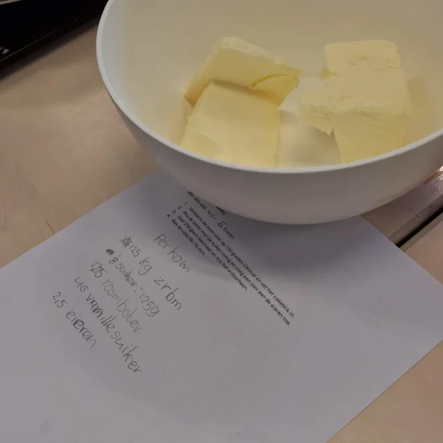 Een rekenles in de praktijk! Het omrekenen naar de juiste hoeveelheden qua ingrediënten hebben de leerlingen van groep 7/8 goed in de vingers. De cake smaakte heerlijk 😃