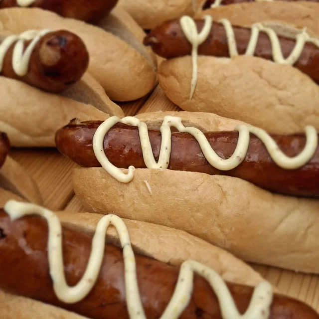 Wat een heerlijke picknick op het plein! De kinderen genoten van een broodje worst ter gelegenheid van het afscheid van een aantal juffen. Om 13:45 uur staat de jaarafsluiting en het uitzwaaimoment van groep 8 op de planning, welkom! #picknickophetplein #bijhappie