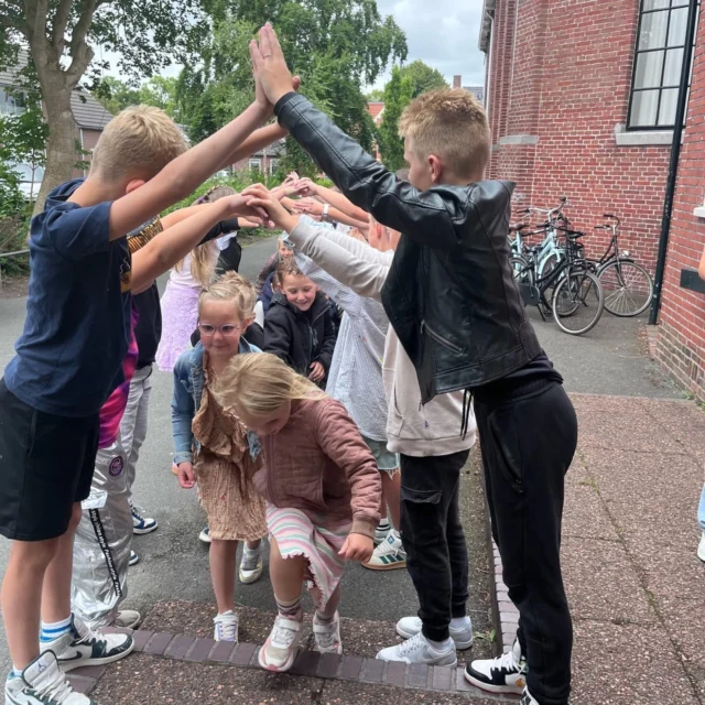 Wij genieten nog na van twee fantastische musicalvoorstellingen! De kinderen van groep 7/8 hebben het verhaal van 'Zo goed als nieuw' met passie gespeeld. De knuffelberen uit de voorstelling wachten in het lokaal met smart op de toppers van groep 7/8.