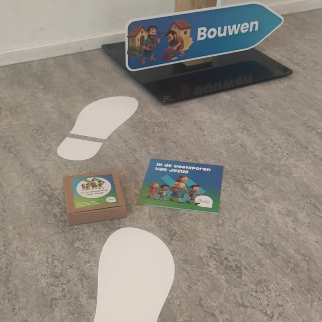 In de hal ligt een spoor van voetstappen. Dit sluit aan bij het nieuwe jaarthema 'In de voetsporen van Jezus'. We hebben met elkaar geluisterd naar de gelijkenis over twee mannen die een huis bouwden. Het huis op de rots bleef bij regen en storm staan. Wij mogen ons leven ook bouwen op Jezus, Hij is onze rots!