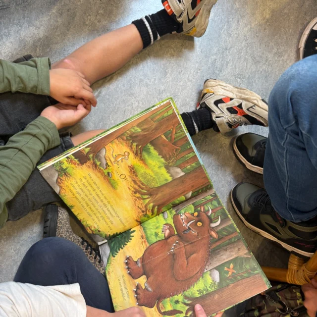 Door de hele school heen klinken zachte voorleesstemmen. De kinderen lezen elkaar in groepjes voor. Jongere en oudere kinderen genieten volop van verschillende verhalen! #kinderboekenweek #samenwerken