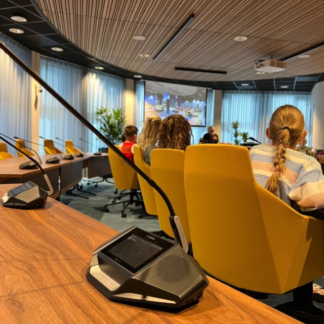Groep 7/8 werkt over verkiezingen. Vandaag waren ze bij het gemeentehuis in Uithuizen om het spel Democracity te spelen. Tijdens dit spel bouwen de leerlingen samen aan een fictieve stad: gaan ze voor bedrijven of juist veel groen? Liever een groot ziekenhuis of toch een middelbare school? Het budget is beperkt dus helaas kan niet alles een plaats krijgen. Tijd dus om samen keuzes te maken. Het programma wordt gespeeld in de raadzaal van het gemeentehuis.