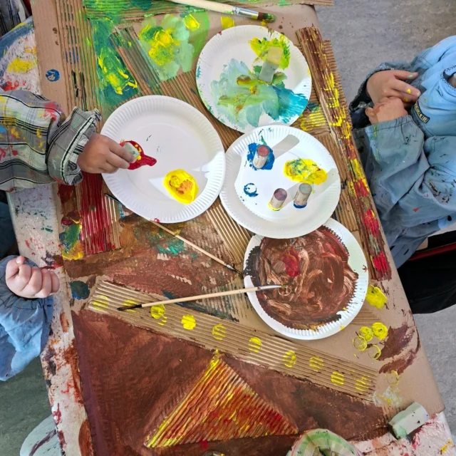 We gaan het weekend in met kunst uit groep 1/2! Kunstenares Jantine Koppert leerde de kinderen dat je van de kleuren geel, rood en blauw alle kleuren kan maken! Wat een verwondering en enthousiasme ontstond er in de klas! Het thema kunst staat de komende periode centraal in de onderbouwgroepen.