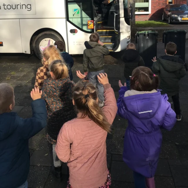 Groep 1/2 heeft genoten van de theatervoorstelling Klein Duimpje! Een hele belevenis om hier als klas met de bus naar toe te gaan.