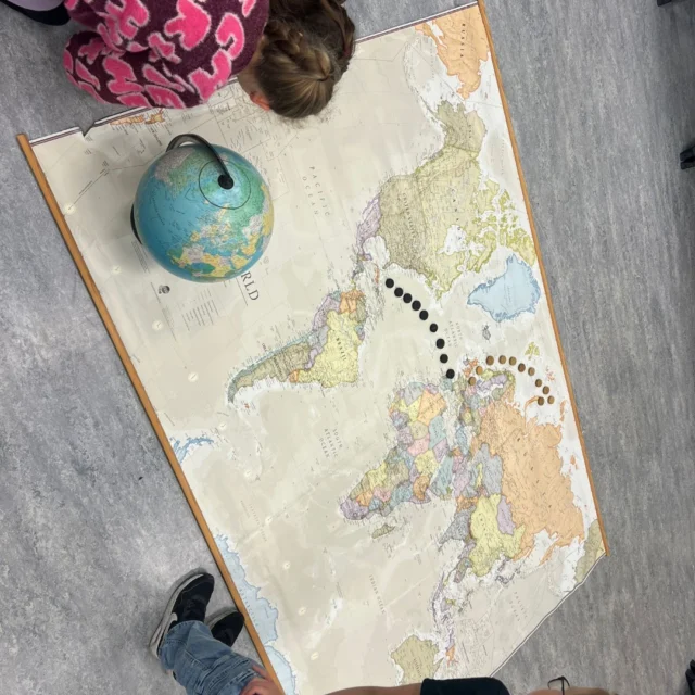 De tijd van ontdekkingsreizigers; met een grote kaart in de klas komt het thema in groep 5/6 tot leven! #thematischonderwijs #4keerwijzer