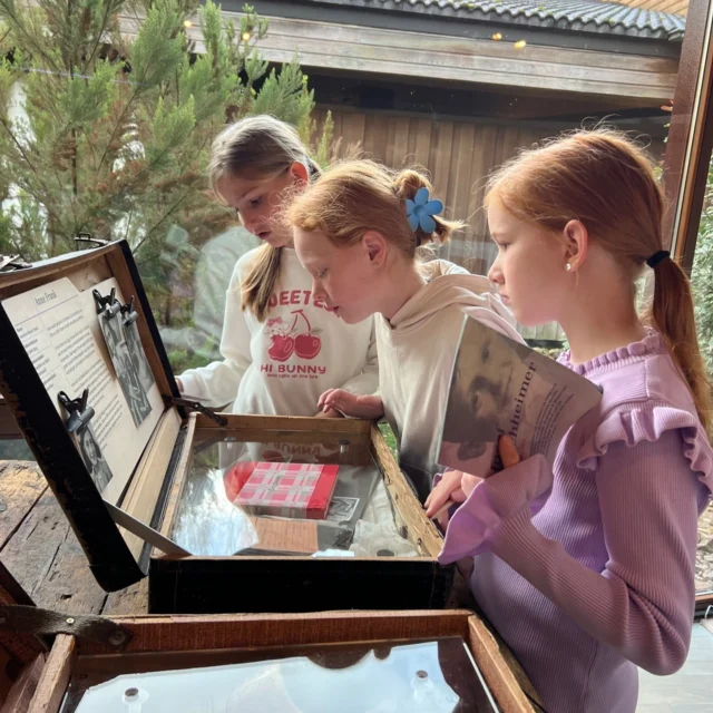 Een indrukwekkende en interessante excursie voor de leerlingen van groep 7/8 naar kamp Westerbork. Waardevol om de herinneringen levend te houden aan de gebeurtenissen in WOII.