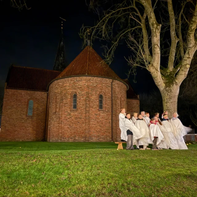 Wauw! Wat bijzonder om samen met leerlingen, ouders, familieleden en dorpsbewoners langs het kerstevangelie te wandelen. Ere zij God! Dank aan iedereen die heeft meegeholpen tijdens de lichtjestocht🌟