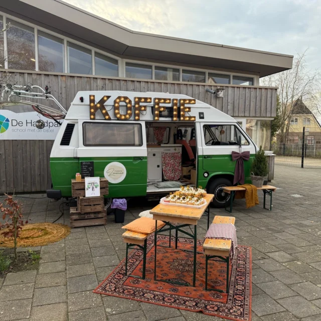 Vandaag gaat één van onze leerkrachten van groep 1/2 met pensioen. Dit kunnen we niet ongemerkt voorbij laten gaan! #foodtruck #pensioen #madamelaurine