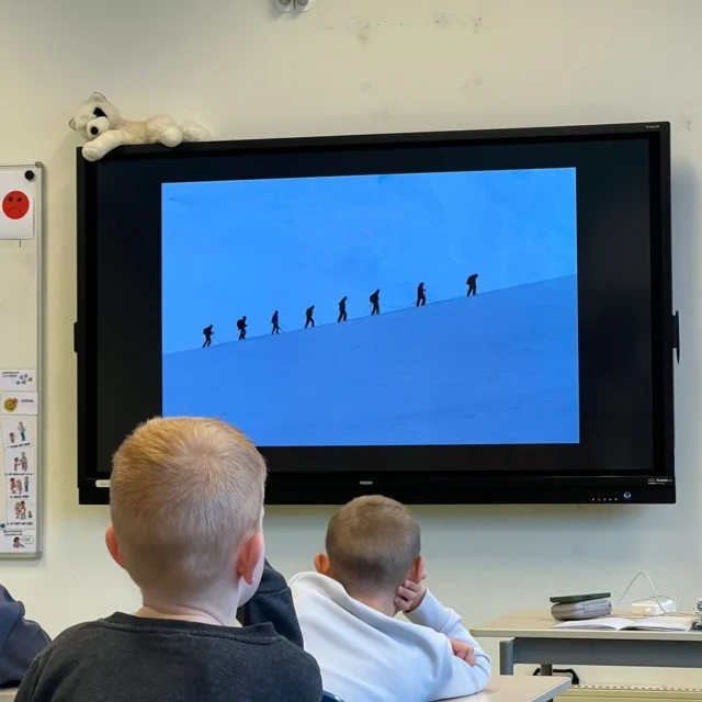Als team leren we de kinderen graag van alles. Maar we vinden het ook heel leuk als er een gastdocent op school is. Zo was er vandaag iemand op bezoek in een aantal klassen. Hij vertelde over zijn reis naar Antarctica. De kinderen luisterden ademloos! Het thema over de Poolgebieden komt zo echt tot leven!
