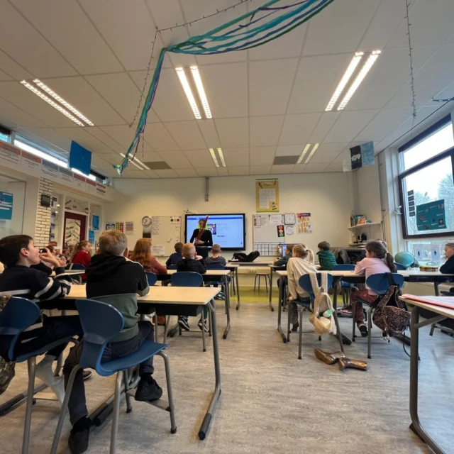 Musicus in de school! Vandaag bracht Marijke Zijlstra een bezoek aan onze school. Zij is fagottiste bij het NNO. Voor veel kinderen een nieuw instrument om kennis mee te maken! #muziek #NNO