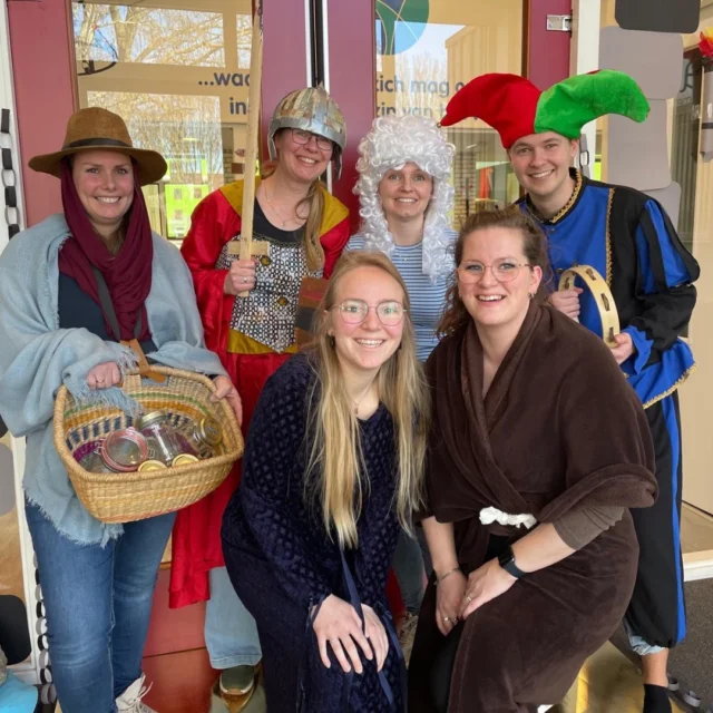 Met een opening in stijl nam het team de leerlingen mee terug in de tijd! Dit belooft wat voor het komende thema🤩 Er valt zo veel te leren en samen te ontdekken; wij zijn enthousiast.