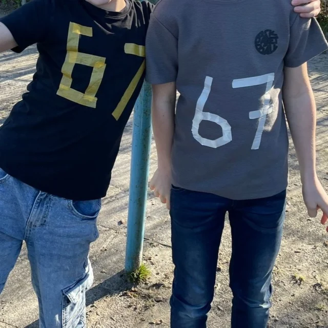 De grote rekendag was een succes! We begonnen de dag met elkaar op het plein. Er waren zoveel getallen te zien op de kleding van de kinderen! En het lukte om één lange rij te maken van het kleinste getal tot het grootste getal 👏