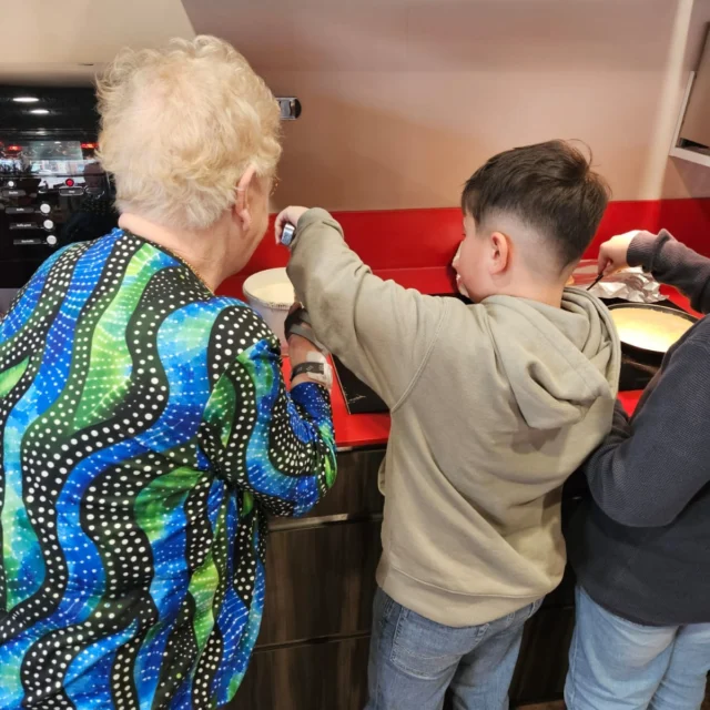De leerlingen van groep 7/8 en de bewoners van Zonnehuis De Marne hebben genoten van elkaars gezelschap, het samen bakken en het opeten van een heerlijke stapel pannenkoeken! #nationalepannenkoekendag