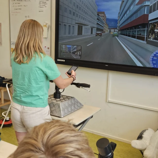 Vandaag een gastles in groep 7/8 over telefoongebruik in het verkeer. De slogan: ‘Mobiel in de hand? Fiets aan de kant!’ stond centraal in de les. Met een simulator konden de leerlingen ervaren wat telefoongebruik in het verkeer kan doen.