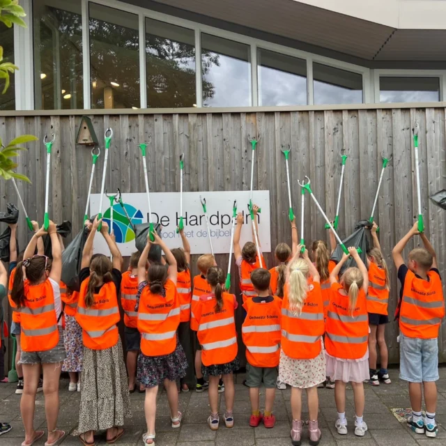 De buurt rondom school ziet er dankzij groep 5/6 weer een stuk schoner uit! De leerlingen werken met hun thema over de natuur. Met elkaar waren ze in gesprek over hoe we de natuur kunnen helpen. Daar was dit een mooi voorbeeld van!