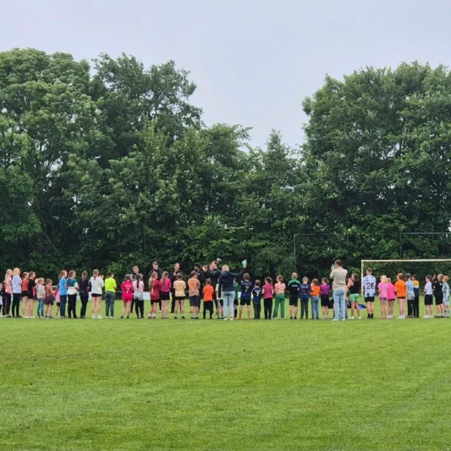 De clinic van FC Groningen voor groep 3 t/m 8 was ondanks een regenbui een succes!